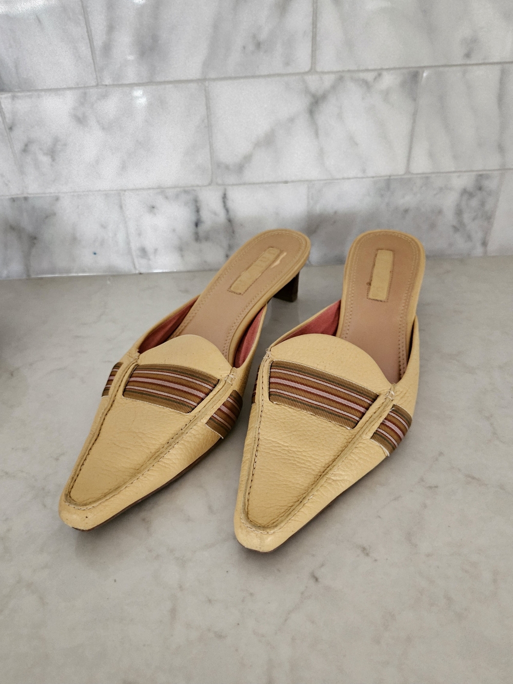 Slip-On Pointed Mule Heels in Pale Yellow